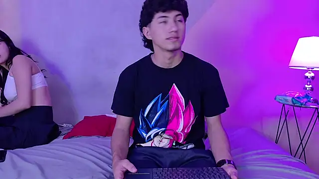 Snapshot of Laura_and_Kevin chatting on 09-11-25, 01:33 Laura and Kevin online show from 09-11-25, 01:33