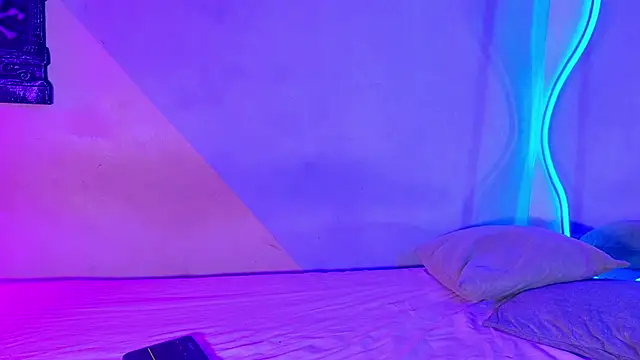 Snapshot of Laura_and_Kevin chatting on 10-03-25, 02:36 Laura and Kevin online show from 10-03-25, 02:36