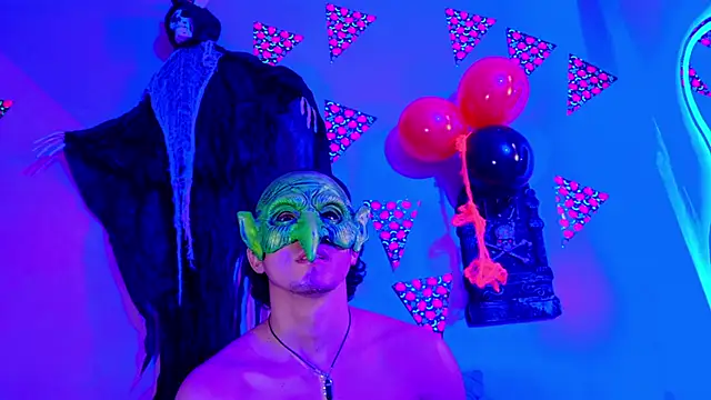 Snapshot of Laura_and_Kevin chatting on 10-05-25, 02:26 Laura and Kevin online show from 10-05-25, 02:26