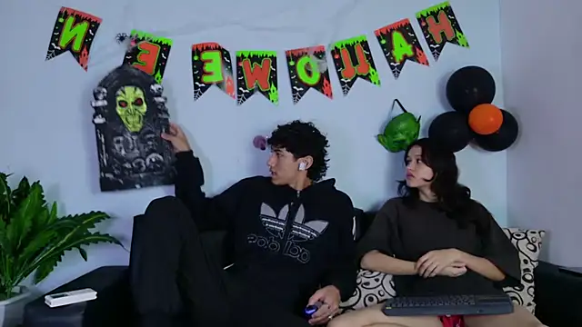 Snapshot of Laura_and_Kevin chatting on 10-07-25, 03:31 Laura and Kevin online show from 10-07-25, 03:31