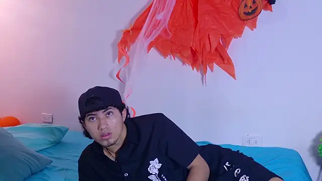 Snapshot of Laura_and_Kevin chatting on 10-14-25, 01:23 Laura and Kevin online show from 10-14-25, 01:23