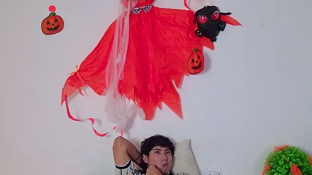 Snapshot of Laura_and_Kevin chatting on 10-18-25, 02:40 Laura and Kevin online show from 10-18-25, 02:40