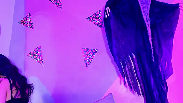 Snapshot of Laura_and_Kevin chatting on 10-27-25, 01:37 Laura and Kevin online show from 10-27-25, 01:37