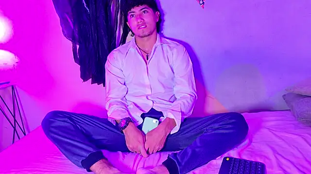 Snapshot of Laura_and_Kevin chatting on 10-31-25, 01:23 Laura and Kevin online show from 10-31-25, 01:23