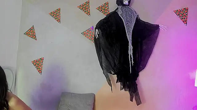 Snapshot of Laura_and_Kevin chatting on 11-14-25, 01:43 Laura and Kevin online show from 11-14-25, 01:43