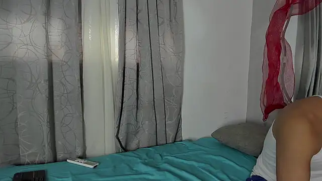 Snapshot of Laura_and_Kevin chatting on 12-04-25, 09:34 Laura and Kevin online show from 12-04-25, 09:34