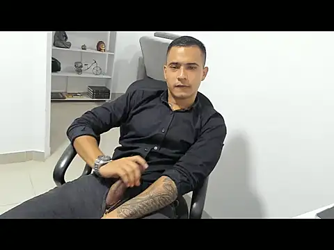 Snapshot of AndrewGmz chatting on 11-13-25, 02:21 AndrewGmz online show from 11-13-25, 02:21