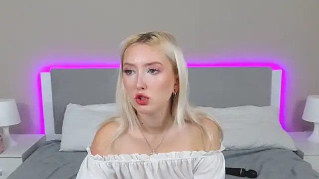 Snapshot of MarianeSun chatting on 09-16-25, 04:02 MarianeSun online show from 09-16-25, 04:02