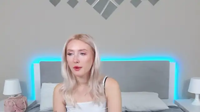 Snapshot of MarianeSun chatting on 09-17-25, 04:03 MarianeSun online show from 09-17-25, 04:03