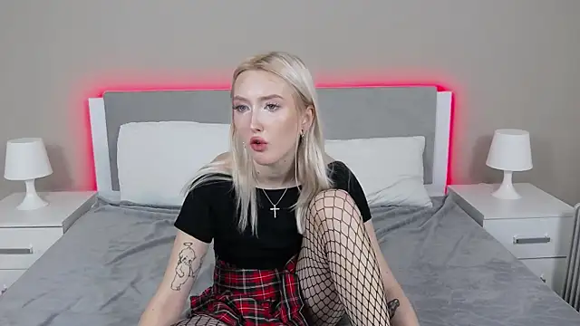 Snapshot of MarianeSun chatting on 09-22-25, 04:03 MarianeSun online show from 09-22-25, 04:03