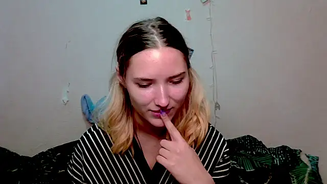 Snapshot of _kikiclark__ chatting on 10-15-25, 08:53  kikiclark   online show from 10-15-25, 08:53