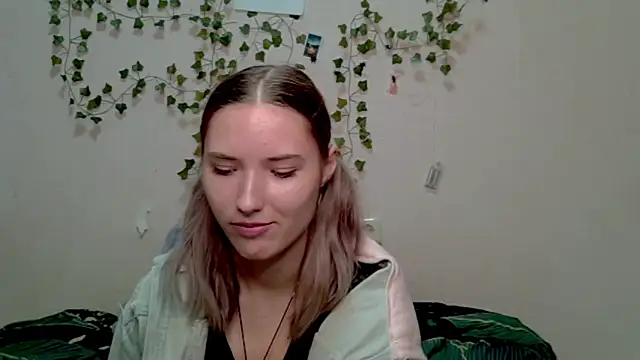 Snapshot of _kikiclark__ chatting on 10-25-25, 08:47  kikiclark   online show from 10-25-25, 08:47