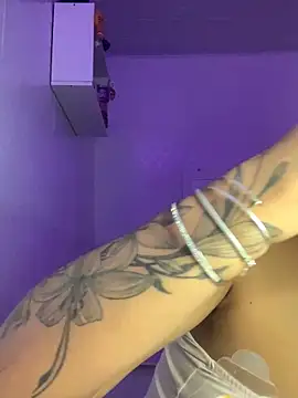 Snapshot of luluzinhax chatting on 11-06-25, 02:12 luluzinhax online show from 11-06-25, 02:12