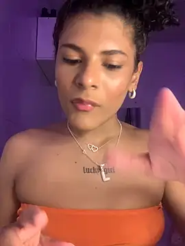 Snapshot of luluzinhax chatting on 11-13-25, 04:55 luluzinhax online show from 11-13-25, 04:55