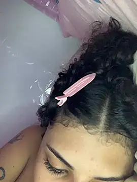 Snapshot of luluzinhax chatting on 02-20-26, 05:26 luluzinhax online show from 02-20-26, 05:26