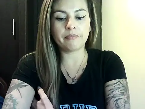 Snapshot of Valery__Rouse_ chatting on 01-17-26, 11:30 Valery Rouse online show from 01-17-26, 11:30