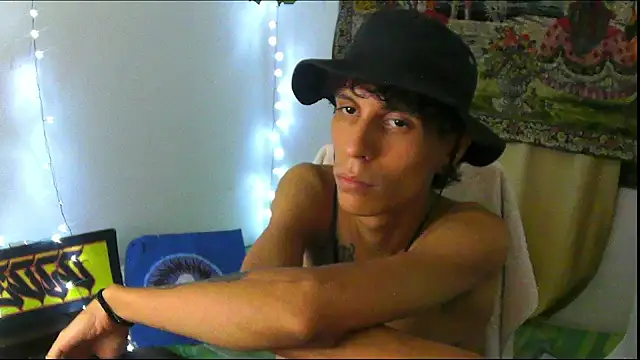 Snapshot of Crxxxsh chatting on 09-10-25, 02:44 Crxxxsh online show from 09-10-25, 02:44