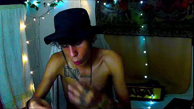 Snapshot of Crxxxsh chatting on 09-18-25, 07:54 Crxxxsh online show from 09-18-25, 07:54