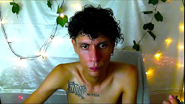 Snapshot of Crxxxsh chatting on 09-18-25, 08:22 Crxxxsh online show from 09-18-25, 08:22