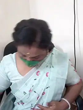 Snapshot of Tamil_Kavitha10 chatting on 10-05-25, 01:09 Tamil Kavitha10 online show from 10-05-25, 01:09