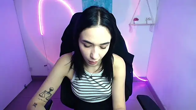 Snapshot of Bella_Night4 chatting on 10-30-25, 07:21 Bella Night4 online show from 10-30-25, 07:21