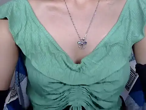 Snapshot of Riva_arora01 chatting on 10-25-25, 11:40 Riva arora01 online show from 10-25-25, 11:40