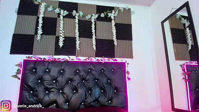  leda swan  online show from 04-25-26, 11:13