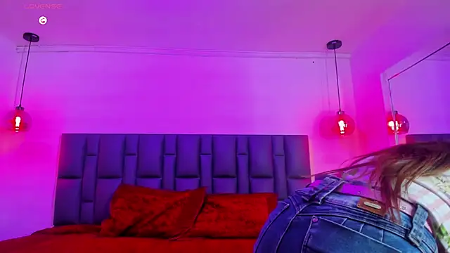 Snapshot of Roslin-Nix chatting on 09-08-25, 08:19 Roslin-Nix online show from 09-08-25, 08:19