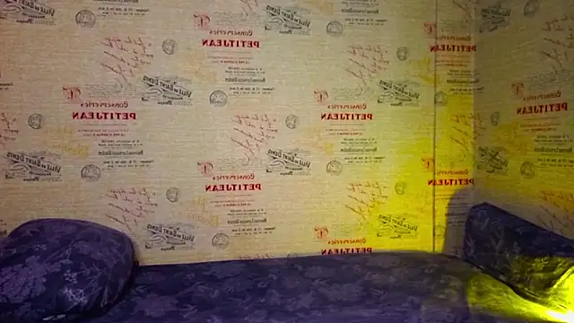 Snapshot of emi_less chatting on 02-07-26, 04:43 emi less online show from 02-07-26, 04:43