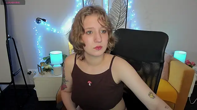 Snapshot of Hailey_Foxy chatting on 09-19-25, 08:49 Hailey Foxy online show from 09-19-25, 08:49
