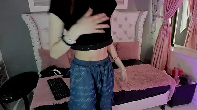 Snapshot of naomi_cooper__ chatting on 09-10-25, 01:44 naomi cooper   online show from 09-10-25, 01:44