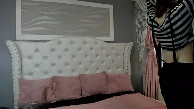 Snapshot of naomi_cooper__ chatting on 09-12-25, 01:44 naomi cooper   online show from 09-12-25, 01:44