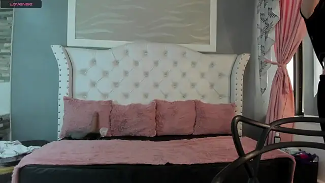 Snapshot of naomi_cooper__ chatting on 09-24-25, 01:58 naomi cooper   online show from 09-24-25, 01:58