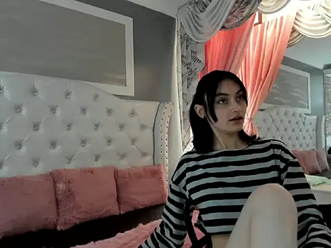 Snapshot of naomi_cooper__ chatting on 10-01-25, 01:39 naomi cooper   online show from 10-01-25, 01:39