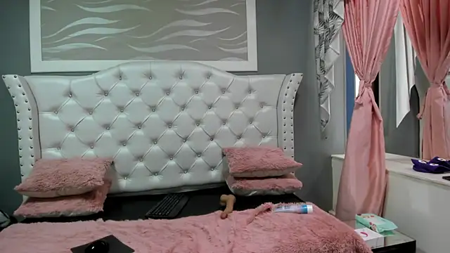 Snapshot of naomi_cooper__ chatting on 10-07-25, 01:19 naomi cooper   online show from 10-07-25, 01:19