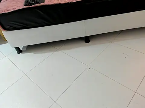 Snapshot of naomi_cooper__ chatting on 10-15-25, 01:44 naomi cooper   online show from 10-15-25, 01:44