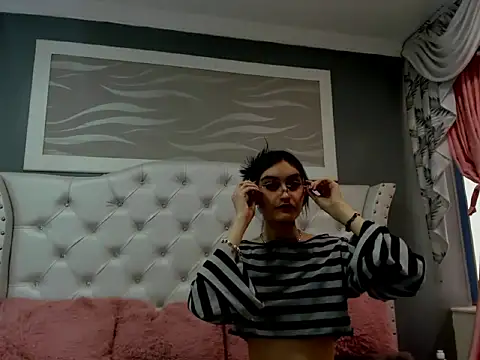 Snapshot of naomi_cooper__ chatting on 10-16-25, 01:45 naomi cooper   online show from 10-16-25, 01:45