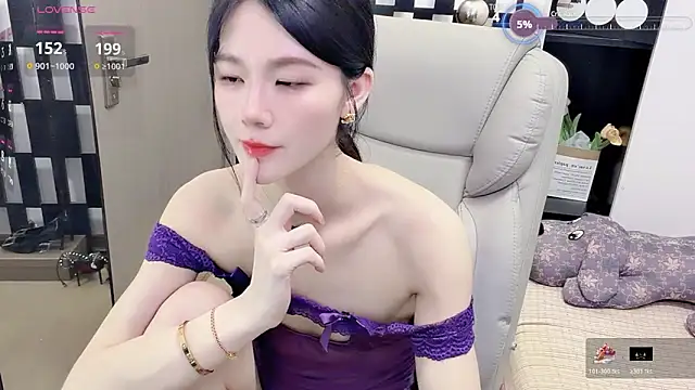 Snapshot of Yueyue-MM chatting on 05-08-26, 02:22 Yueyue-MM online show from 05-08-26, 02:22