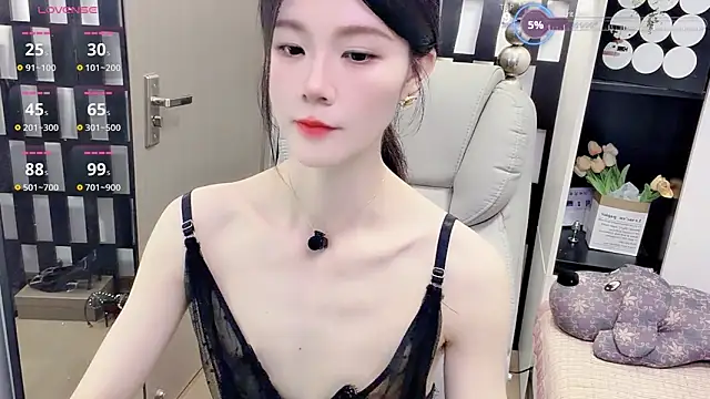 Snapshot of Yueyue-MM chatting on 05-10-26, 02:39 Yueyue-MM online show from 05-10-26, 02:39