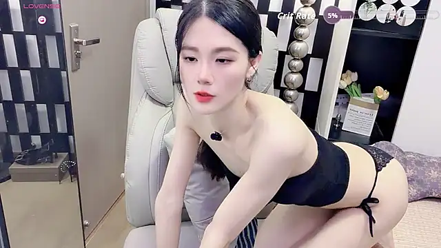 Snapshot of Yueyue-MM chatting on 06-08-26, 01:33 Yueyue-MM online show from 06-08-26, 01:33