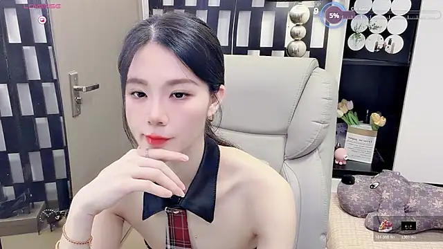 Snapshot of Yueyue-MM chatting on 06-12-26, 03:05 Yueyue-MM online show from 06-12-26, 03:05