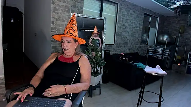 Snapshot of _SARAI_DUPONT chatting on 10-31-25, 11:11 SARAI DUPONT online show from 10-31-25, 11:11