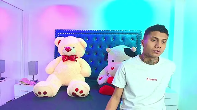 Snapshot of Damian_and_roxanne chatting on 09-19-25, 12:06 Damian and roxanne online show from 09-19-25, 12:06