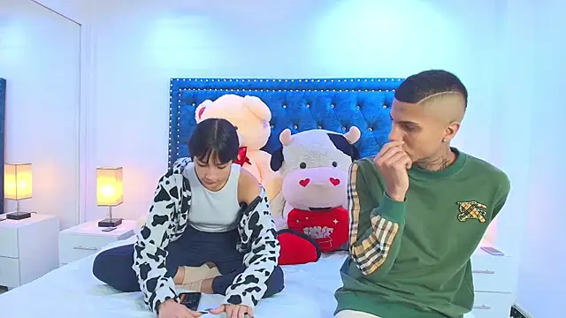 Snapshot of Damian_and_roxanne chatting on 09-20-25, 12:39 Damian and roxanne online show from 09-20-25, 12:39