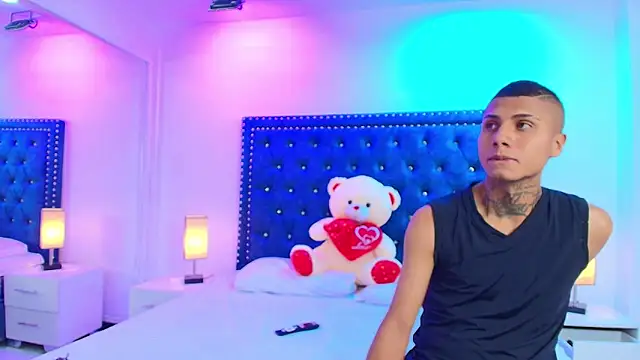 Snapshot of Damian_and_roxanne chatting on 10-01-25, 12:33 Damian and roxanne online show from 10-01-25, 12:33