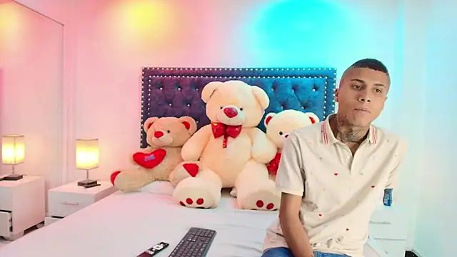 Snapshot of Damian_and_roxanne chatting on 10-08-25, 12:36 Damian and roxanne online show from 10-08-25, 12:36