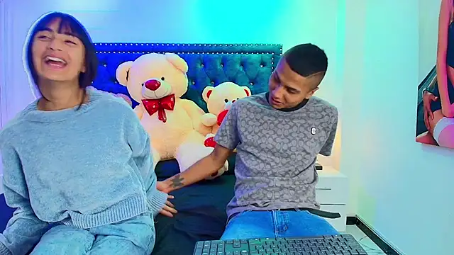 Snapshot of Damian_and_roxanne chatting on 10-15-25, 12:38 Damian and roxanne online show from 10-15-25, 12:38