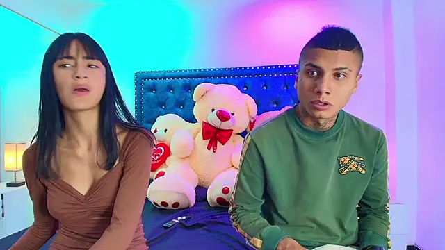 Snapshot of Damian_and_roxanne chatting on 10-17-25, 12:41 Damian and roxanne online show from 10-17-25, 12:41