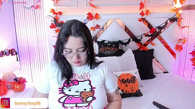 Snapshot of foxybunny chatting on 10-20-25, 04:02 foxybunny online show from 10-20-25, 04:02