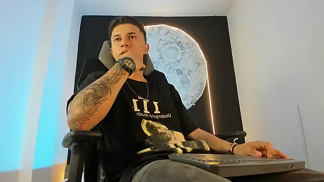 liaamsmiith  online show from 11-01-25, 11:56